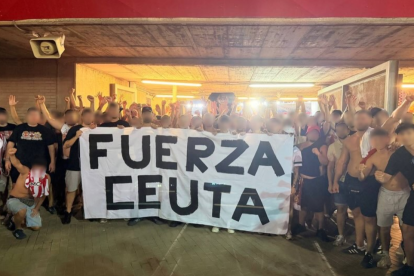 Miembros de la Grada Joven, con la pancarta que no pudieron introducir en el estadio para el Almería - Cádiz.