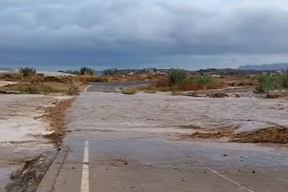Carretera cortada en Cuevas del Almanzora entre las pedanías de Las Herrerías y Villaricos.