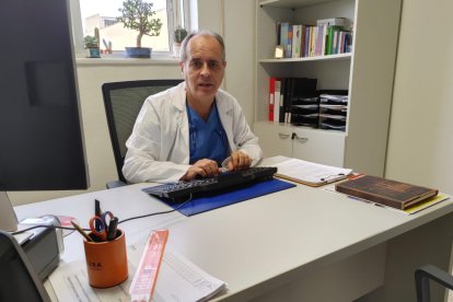 Francisco Laynez lleva 20 años al frente de la única consulta pública en Andalucía para pacientes con sensibilidad química múltiple.