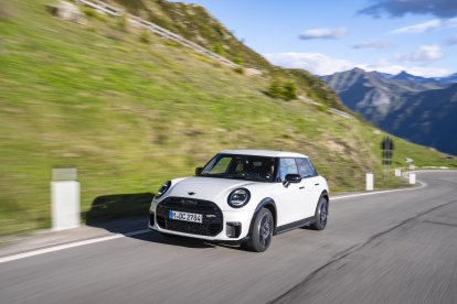 Con cinco puertas, cinco plazas y un maletero de uso flexible, el MINI Cooper S de cinco puertas sigue siendo ágil.