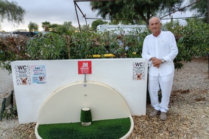 José Miguel Ramos junto al inodoro canino.