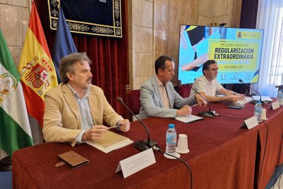 El subdelegado ha reunido a organizaciones empresariales, agrarias y sindicales junto a entidades sociales.