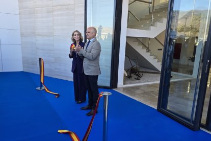 Julia Ibáñez y José Antonio García Alcaina durante la inauguración.