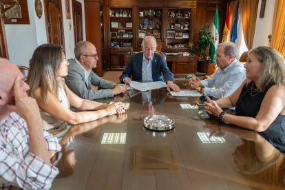 Gabriel Amat firma el nuevo convenio con la Cámara de Comercio.