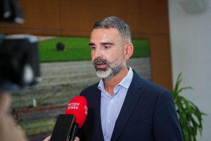 Fernández-Pacheco en la atención a los medios de comunicación.