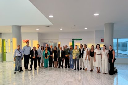 Foto de familia durante la visita al Hospital de Roquetas.