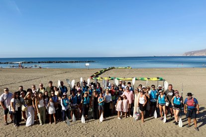 El Ayuntamiento rinde homenaje a Juan Manuel Segura con una ruta de kayak, en memoria de su pasión por el mar.