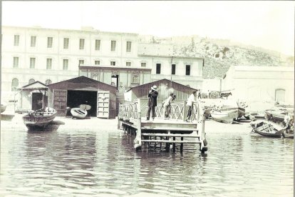 Primitiva estación marítima de la Junta de Obras del Puerto en una imagen fechada en 1909 realizada por el fotógrafo Antonio Mateos.