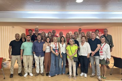 Fátima Herrera, junto a su equipo, tras ganar las primarias del PSOE de Almería capital.
