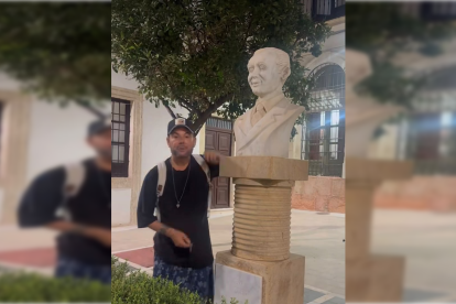 Miguel Poveda junto al busto de Federico García Lorca, en Almería.