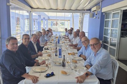 Foto de familia del homenaje a Eduardo Fernández en el Catamarán.