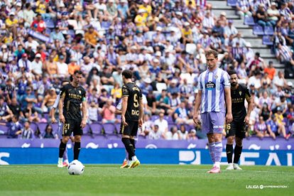 Latasa lanzaba un penalti a las nubes pero merecía su gol con el Real Valladolid.