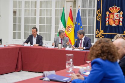 Lorenzo del Río, presidente del TSJA y Pedro Fernández, delegado del Gobierno de España en Andalucía intercambian opiniones en el MECO.