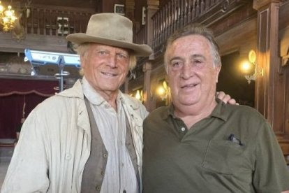 Rafael Molina, propietario y gerente del poblado Fort Bravo, junto al actor italiano Terence Hill en julio de 2025.
