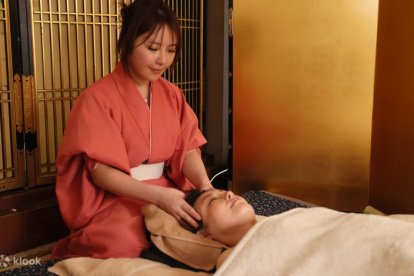 Masajes de la franquicia Japanese Head Spa que ha llegado al centro de Almería.