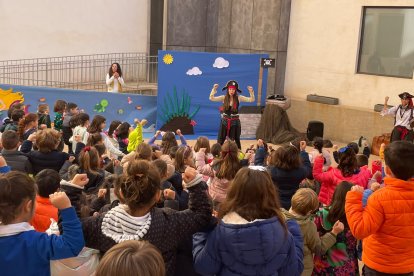 Trini lleva años trabajando con colegios, bibliotecas y ayuntamientos de Almería mediante cuentacuentos, talleres y propuestas de animación cultural.