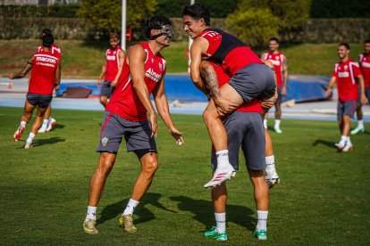 Arribas bromea en el entrenamiento del Anexo.