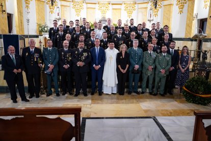 Representantes institucionales junto a miembros de la Policía Nacional.