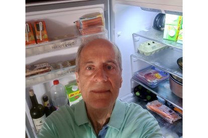 El periodista de Deportes Tony Fernández nos enseña la nevera de su casa.