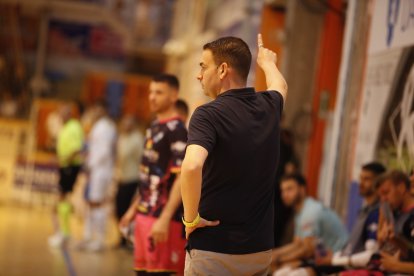 El entrenador de El Ejido Futsal, Guille Martínez, durante el Noia-El Ejido.