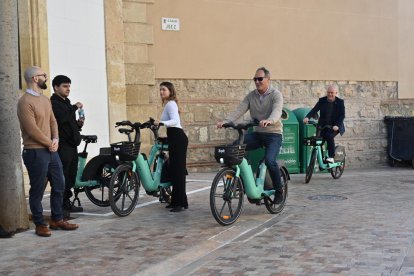 El concejal Antonio Casimiro en bicicleta.