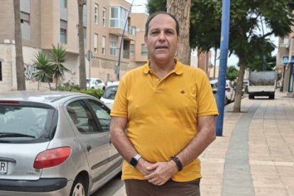 Rafael Lorca, vigilante de seguridad en el Hospital Poniente de El Ejido desde hace casi 30 años.