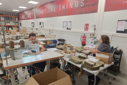 Varias operarias de Bulltac trabajan en el equipamiento de los Cazadores de Montaña diseñado y creado en Almería