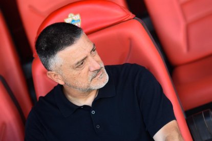 García Pimienta, siempre pendiente de todo en los partidos.