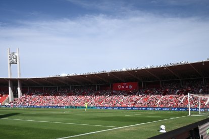 La grada de Preferencia se cubrió coincidiendo con el himno del Almería.