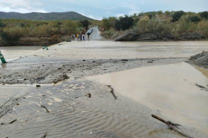 La lluvia mantiene cortada este domingo la A-399 entre las ramblas de Chirivel y Pino Blanco.