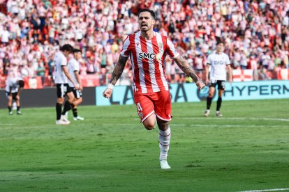 La celebración de Miguel de la Fuente tras el 2-1 ante el Burgos.