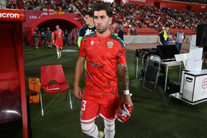 Es uno de los capitanes de la UD Almería, uno de los futbolistas con más experiencia de la plantilla de Xavi García Pimienta.