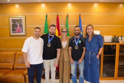 Los deportistas han sido recibidos en el Ayuntamiento.