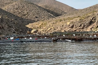 Imagen del estado en el que estaba la Cala del Bergantín en la mañana de este jueves.