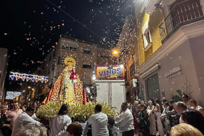 La tradicional petalada a la Virgen del Rosario Coronada.