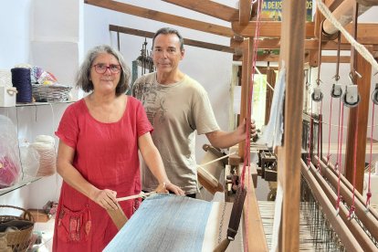 Isabel Soler con el periodista Antonio Hermosa junto a uno de sus telares en la tienda de los Milagros, que tiene abierta en la Villa de Níjar.