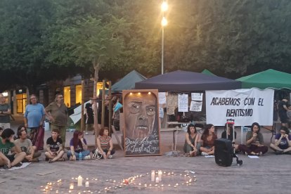 El homenaje a Maricarmen celebrado en la plaza Emilio Pérez, contó con un minuto de silencio, velas y actuaciones musicales.