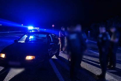 Momento de la detención del sospechoso en la A-92 cuando trataba de huir a Almería.