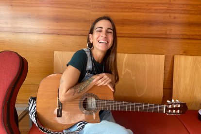 Mar Muñoz, La Mare, pasa por los estudios de SER Almería y por la redacción de LA VOZ.
