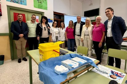 Los delegados de Educación y Sanidad visitan un colegio durante la vacunación frente a la gripe.