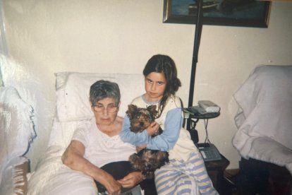 Andrea, junto a su abuela y Pitu