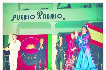Una actuación flamenca de Las Chibancas en el tablao del Pueblo Indalo, a principios de la décadada de los 80.