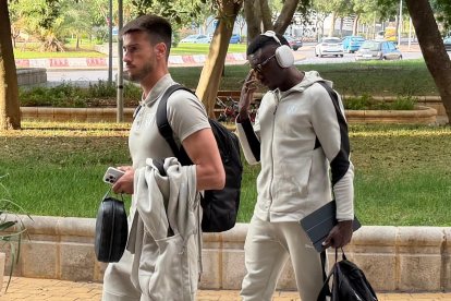 Patrick Soko en la llegada del CD Leganés al Hotel Elba.