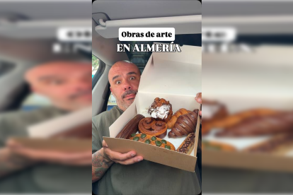 El influencer Boufit muestra las creaciones del obrador Tonka de la capital almeriense.