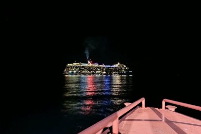 La Salvamar Carina, llegando al crucero Mein Schiff 2, de Tui, para evacuar a una pasajera de nacionalidad alemana.