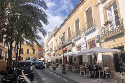 Terrazas en la calle Jovellanos en el centro de Almería.