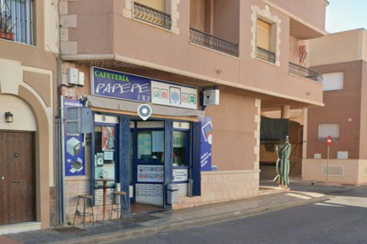 Exterior del despacho receptor de La Mojonera, en la calle Profesor Tierno Galván, donde se ha consignado el segundo premio del sorteo de la Lotería Nacional de este jueves 15 de octubre.