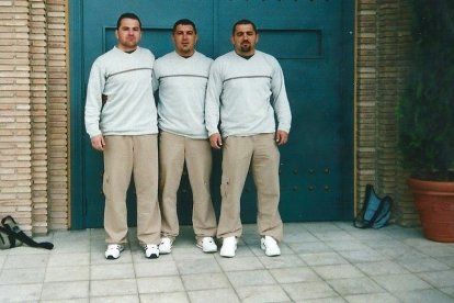 Los tres hermanos en Granada en un torneo de fútbol sala de la Policía Local a nivel de Andalucía.