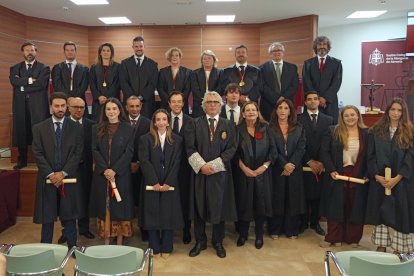 Foto de familia con los siete nuevos colegiados y colegiadas del Ilustre Colegio de la Abogacía de Almería.