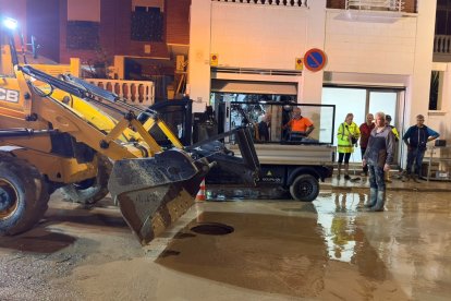 El alcalde ayudó a sacar agua y barro de las viviendas
